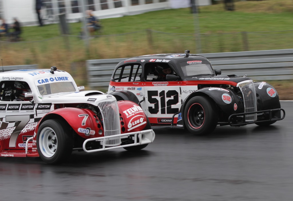 Det var vådt og glat på den nye asfalt på Ring Djursland
(Foto: Motorsporten.dk)